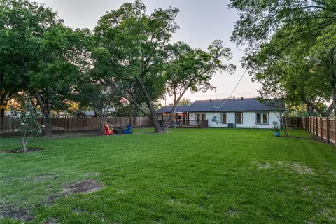 Exterior - 854 E Wall St, Grapevine, TX 76051 photo 13 of 14