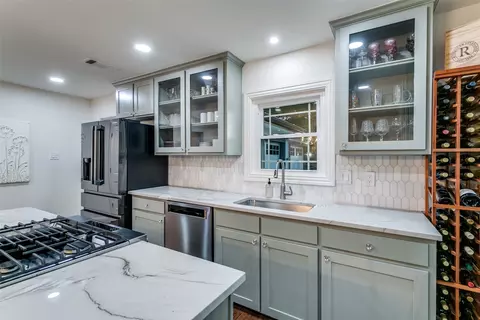 Kitchen - 854 E Wall St, Grapevine, TX 76051 photo 3 of 5