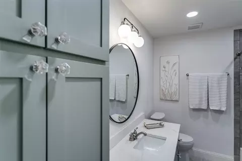 Bath - 854 E Wall St, Grapevine, TX 76051 photo 2 of 4