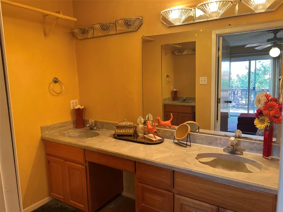 Bath - 696 Harbor Dr N, Azle, TX 76020 photo 2 of 4