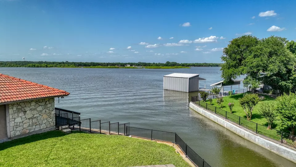 View/Area - 696 Harbor Dr N, Azle, TX 76020 photo 4 of 6