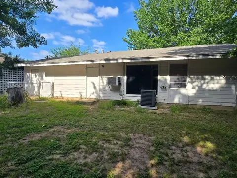 910 S Mills Dr, Euless, TX 76040 photo 5
