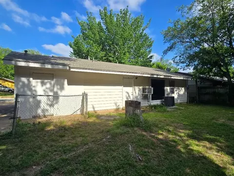 910 S Mills Dr, Euless, TX 76040 photo 4