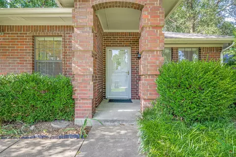 612 Meadow Ln, Roanoke, TX 76262