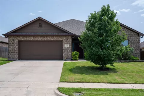 4905 Lakepark Dr, Sanger, TX 76266