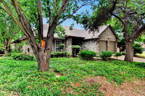 7536 Meadow Creek Dr, Fort Worth, TX 76123