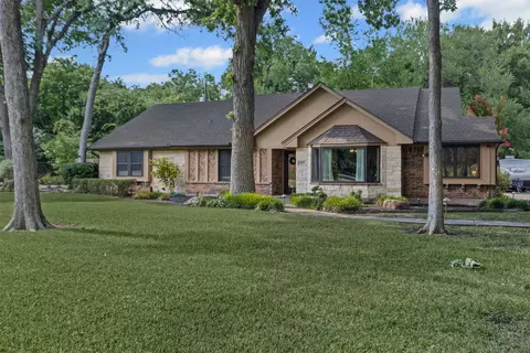 107 Forest Brook St, Oak Leaf, TX 75154