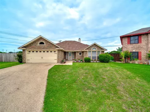 7900 Marsh Ct, Fort Worth, TX 76123