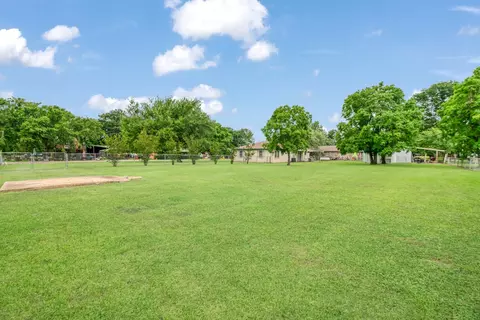 160 Morris Dr, Blossom, TX 75416