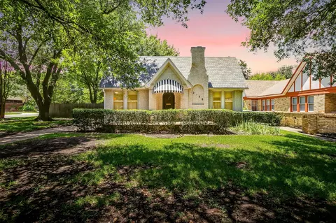 2138 Stanley Ave, Fort Worth, TX 76110