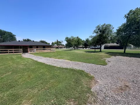 Exterior - 609 S 3rd St, Sanger, TX 76266 photo 10 of 16