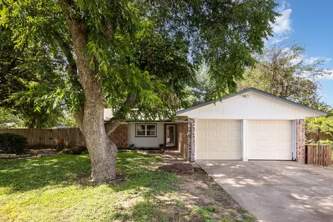 2200 Clover Park Dr, Arlington, TX 76013