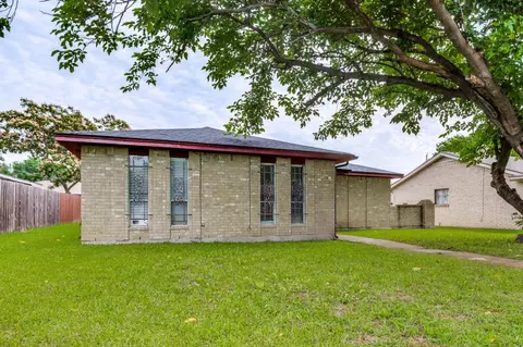 825 Cherry Hills Dr, Lancaster, TX 75134