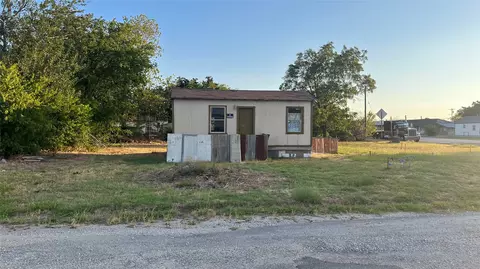 402 W Wichita St, Bowie, TX 76230