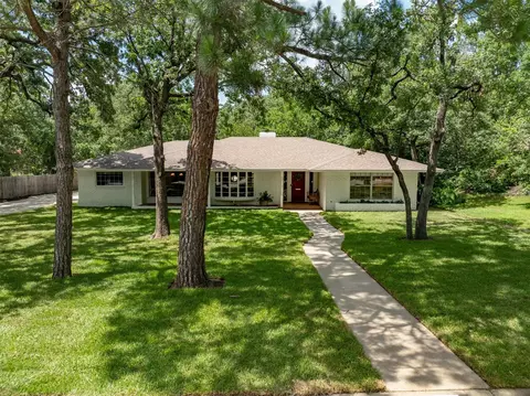 1811 Laurelwood Dr, Denton, TX 76209