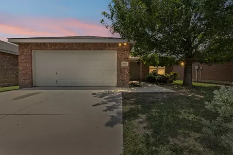 3328 Royal Crest Dr, Fort Worth, TX 76140