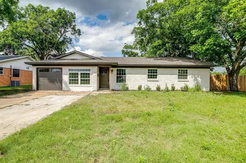 400 NW Jayellen Ave, Burleson, TX 76028