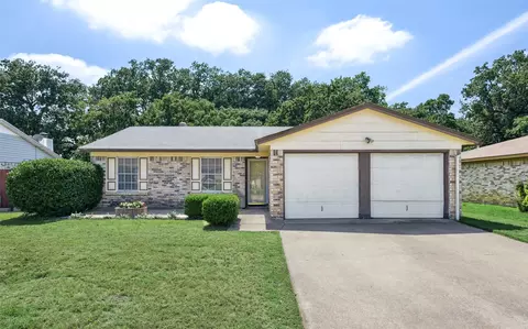 6004 Springwood Dr, Arlington, TX 76001