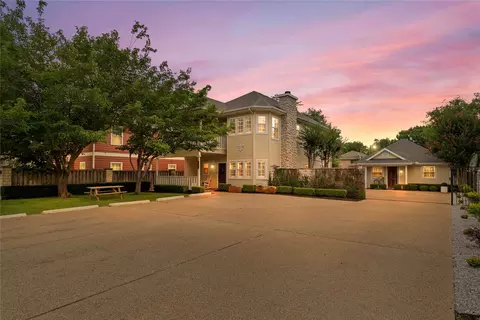 1906 S 11th St, Waco, TX 76706