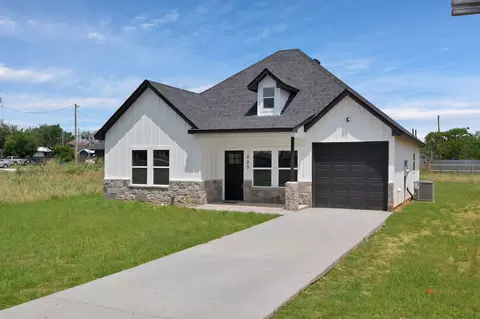 Exterior - 205 E South St, Itasca, TX 76055 photo 5 of 6