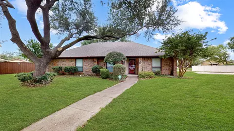 1931 Crestside Cir, Carrollton, TX 75007