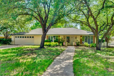 1111 Green River Trl, Cleburne, TX 76033