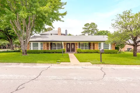 452 W Pleasantview Dr, Hurst, TX 76054