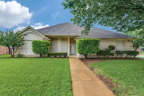 300 Vera Dr, Burleson, TX 76028