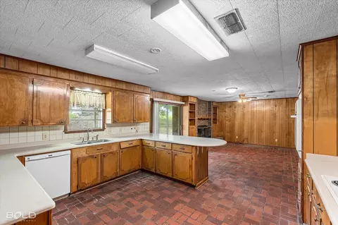 Kitchen - 9347 Highway 3, Plain Dealing, LA 71064 photo 3 of 5