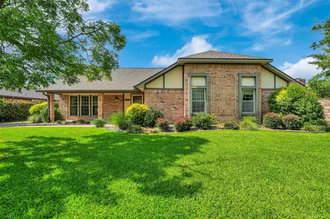 2302 Meadow Lake Dr, Grand Prairie, TX 75050