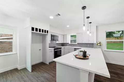 2428 Meadow Crk, Bedford, TX 76021