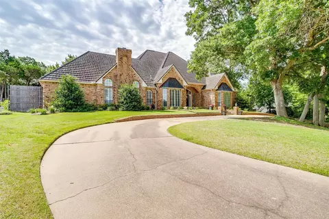 1268 Whispering Oaks Dr, Desoto, TX 75115