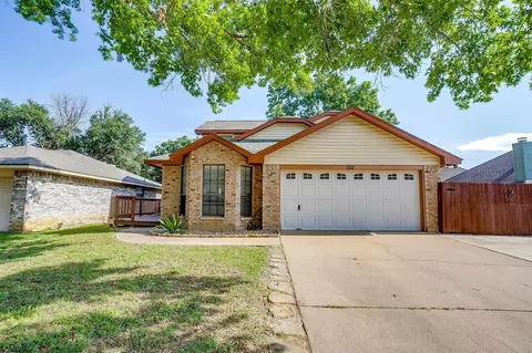 1217 Eagle Lake Dr, Azle, TX 76020