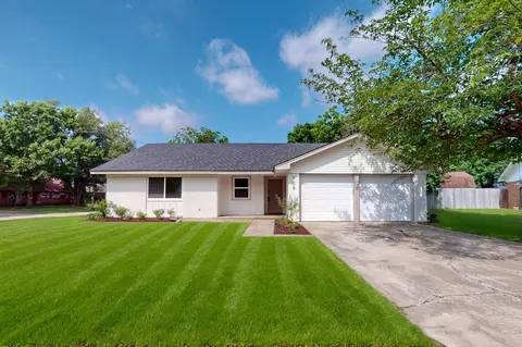 909 Dover Cir, Gainesville, TX 76240