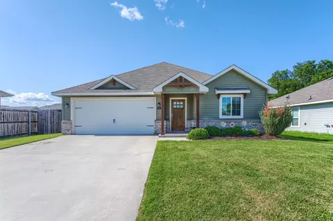 111 Arrowhead Dr, Sanger, TX 76266