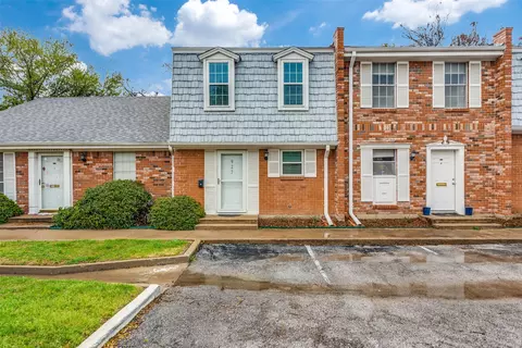 927 Roaring Springs Rd, Fort Worth, TX 76114