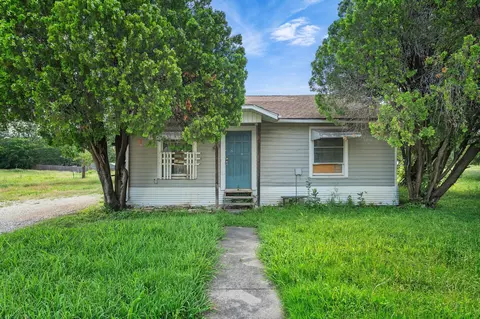501 S 3rd St, Grandview, TX 76050