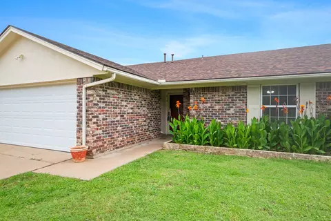 814 Spanish Trail Dr, Granbury, TX 76048