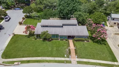 100 La Paz Ct, Irving, TX 75062