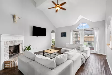 405 High Desert Dr, Fort Worth, TX 76131