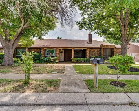 3016 Hilltop Dr, Euless, TX 76039