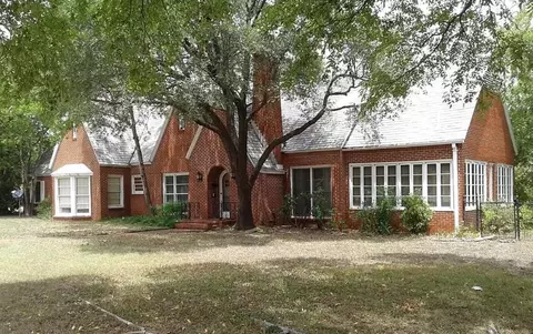 700 S Jackson St, Mcgregor, TX 76657