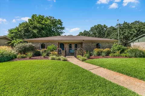 828 Spring Brook Dr, Bedford, TX 76021