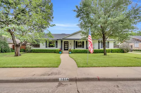 1614 Little Creek Dr, Waxahachie, TX 75165