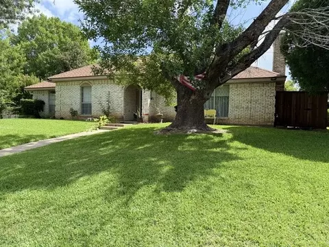 1044 Shadywood Ln, Desoto, TX 75115