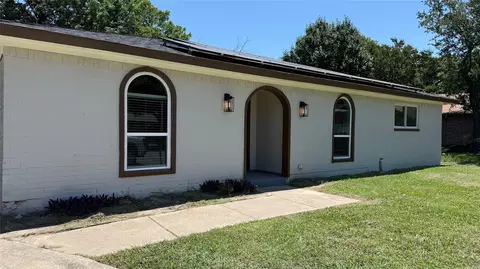 201 Fleetwood Ct, Arlington, TX 76014