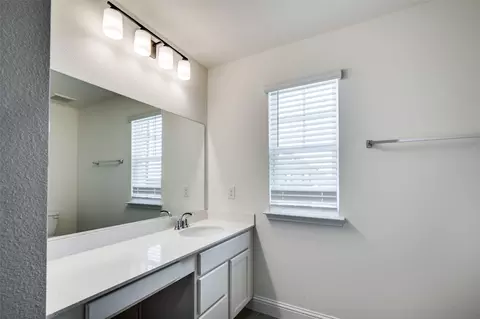 Bath - 340 Fallbrook Dr, Aledo, TX 76008 photo 3 of 4