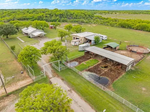 1400 W 6th St #2, Breckenridge, TX 76424