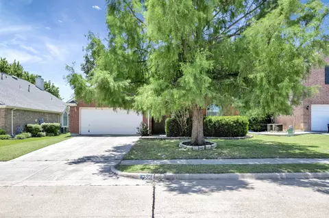 5048 Roundtree Ct, Haltom City, TX 76137