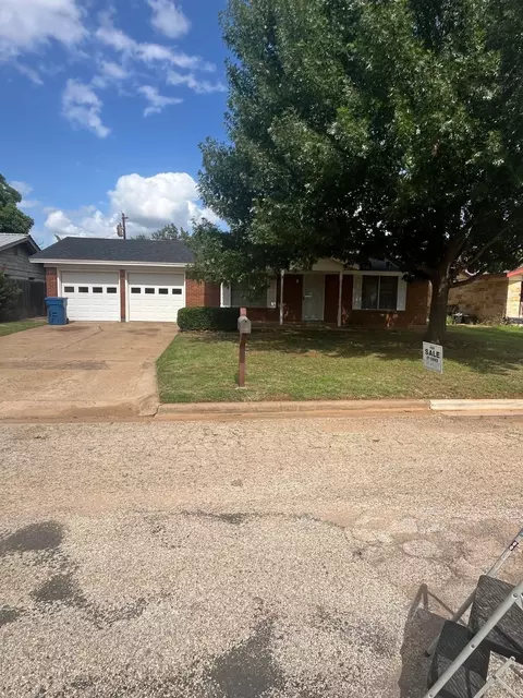704 Renee St, Breckenridge, TX 76424
